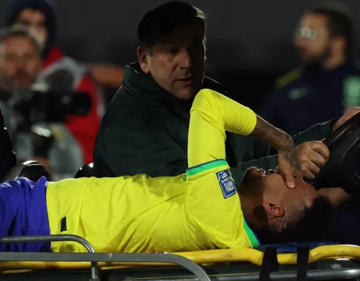 Neymar chấn thương nặng rời sân bằng nạng